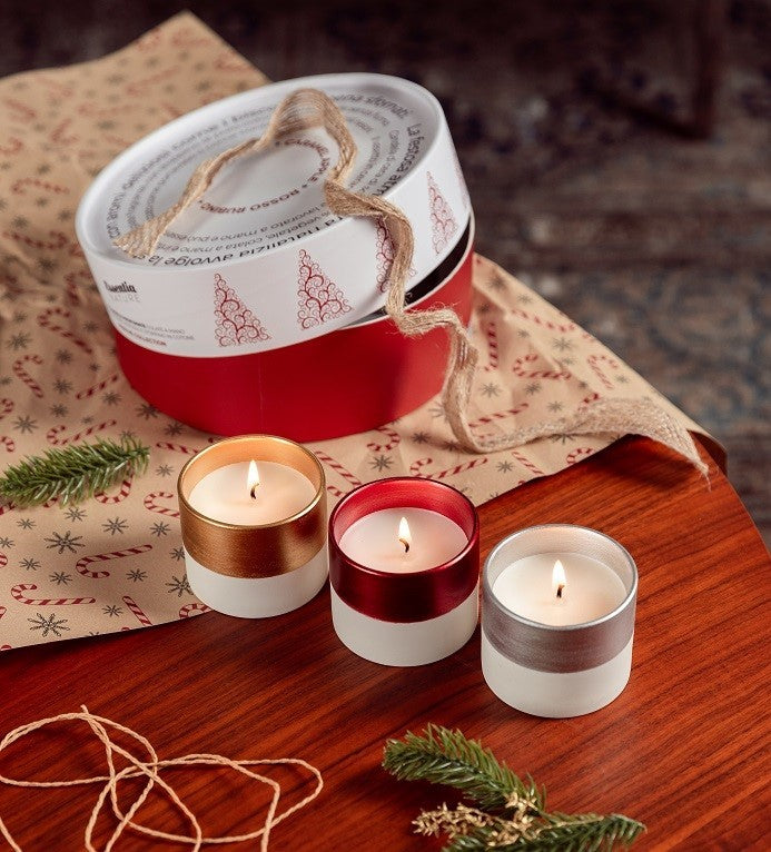 Accendi la Magia: Come le Candele Natalizie Essentia Trasformano la Tua Casa in un Rifugio di Calore e Profumo